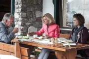 v.li.: Hannes Kofler (Heinz Marecek), Gräfin Schönberg (Andrea L'Arronge), Mirijam Weissenbach (Marthe Lola Deutschmann).