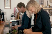 Ileana Grabitz und Tillmann Prüfer bereiten das gemeinsame Familienfrühstück vor.