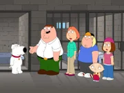 Peter (2.v.l.), Lois (4.v.r.), Chris (3.v.r.), Stewie (2.v.r.) und Megan (r.) besuchen Brian (l.), der wegen des Besitzes einer Kleinstmenge Marihuana verhaftet wurde ...