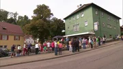 Vor dem An- und Verkaufsladen.