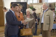 Grosse Begeisterung! Vroni steht in der Zeitung als beste Hebamme am Tegernsee. (v.li. Michael Roll, Marion Kracht, Christiane Blumhoff, Werner Haindl)