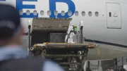 Das Gefahrgut-Team (Hazmat) dringt vorsichtig in ein Schreckensflugzeug ein, um verdächtigen weißen Strom zu identifizieren. Die Sorge ist, dass es sich um den tödlichen Erreger Anthrax handeln könnte.