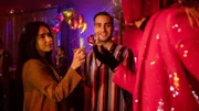 Madita (Nico Birnbaum, r.) dankt Shirin (Gamze Senol) und Nihat (Timur Ülker) für deren Hilfe.