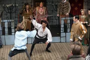 Jared (Pana Hema Taylor, Mitte) spielt eine Hauptrolle in der Shakespeare-Inszenierung. Theaterleiter Ralph (Peter Hambleton, Mitte hinten) und Ex-Freundin Paula (Miranda Harcourt) als Königspaar auf dem Thron.