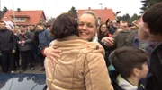 Dagmar kehrt mit ihrer Familie zurück in ihr Haus und bedankt sich bei Eva und dem Team für die Hilfe.
