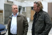 Gerd Michulka (Reinhard Nowak, l.) gibt sich gegenüber Oberstleutnant Nowak (Gregor Seberg, r.) zugeknöpft.