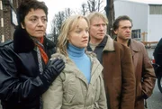 Sabrina (Despina Pajanou), Caro (Eva Herzig), Mike (Konstantin Graudus) und Dilba (Jockel Tschiersch) schauen zu, wie Viktor abgeführt wird.