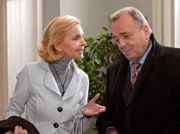 Oberschwester Ingrid (Jutta Kammann) beschwert sich bei Prof. Simoni (Dieter Bellmann), dass er ihr gegenüber privat nie Stellung bezieht. Als er bemerkt, dass Ingrid eifersüchtig ist, nimmt Simoni diese Beschwerde mit einem leichten Lächeln auf.