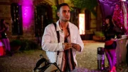 Nihat (Timur Ülker), angekommen im Hamburger Rotlichtviertel, auf der Suche nach seiner leiblichen Mutter.