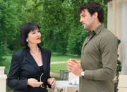Wege zum Glück Kapitel 413 Staffel 1, Episode 413 Max weiss, dass er in Annabelles Hand ist, weil sie von seiner vorgetäuschte Krankheit weiss: Isa Jank als Annabelle, Jost Pieper als Max