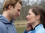 Martin Stein (Bernhard Bettermann) läuft beim Joggen zufällig Christina Buchmann (Iris Böhm) über den Weg. Beide, aber vor allem Christina, können ihre Bedenken fallen lassen und es kommt zu einem leidenschaftlichen Kuss.
