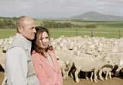 WDR Fernsehen DAS GLÜCK AM ANDEREN ENDE DER WELT, Teil 1, Deutschland 2007, Regie Dietmar Klein am Sonntag (29.04.12) um 12:30 Uhr. Bei dem Bio-Bauer Wolf Holländer (Heiner Lauterbach) findet die Geschäftsfrau Hanna Westphal (Maja Maranow) Wärme und Geborgenheit.