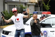 Nach dem Kampf gegen die korrupten Polizisten werden Ben (Tom Beck, l.) und Semir (Erdogan Atalay) von der türkischen Polizei gestellt und als Polizistenmörder verhaftet.