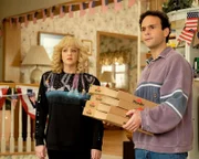 Beverly Goldberg (Wendi McLendon-Covey, l.); Barry Goldberg (Troy Gentile, r.)