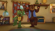 Franklin und Bär tanzen begeistert zur Radio-Musik.