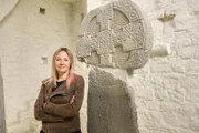 Alice Roberts mit Steinkreuz in der Kirche von Llantwit Major