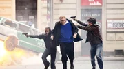Ben (Tom Beck, r.) und Semir (Erdogan Atalay, l.) glauben, dass der Anschlag ihnen galt. Sie wollen Markwart (Ludger Pistor) zurück in seine Praxis bringen, doch kurz vorher geraten sie erneut unter Beschuss und erst jetzt wird klar, dass Thorsten Markwart, der Polizeipsychologe, das Ziel ist!