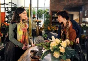 ARD ROTE ROSEN FOLGE 1516, am Mittwoch um 14:10 Uhr im ERSTEN. Merle (Anja Franke, r.) lässt ihre Halbschwester Rieke (Anika Lehmann, l.) eiskalt abblitzen. Sie will weder mit ihr, noch mit dem Erbe etwas zu tun haben.