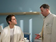 Dr. Roland Heilmann (Thomas Rühmann, rechts) erklärt Sascha Hanke (Oliver Boysen) dass er mit der Diagnose der Narkolepsie auf keinen Fall mehr als Friseur, also mit Schere und Rasiermesser arbeiten kann. Sascha, der mit dem eigenen Laden, einen Traum für sich und seine Frau erfüllen und somit auch seine Beziehung kitten wollte, ist fassungslos.