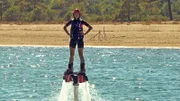 Davina und Shania probieren die Flyboards aus.