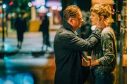 Kommissarin Anne Liebig (Katharina Schlothauer) und der neue Hauptkommissar im LKA 1, Henry Silowksi (Peter Kurth), kommen sich nach einem gemeinsamen Abend in der Bar näher.