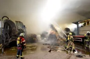 Feuerwehreinsatz in der Maschinenhalle – das Heu brennt.