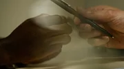 Hände und Bleistift