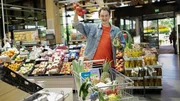 Checker Julian findet im Supermarkt-Check heraus, wie eine Kasse funktioniert und möchte natürlich auch selbst einkaufen gehen und dabei die Verkaufs-Tricks des Supermarkts kennenlernen.
