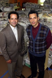 Mr. Monk (Tony Shalhoub, l.) und sein Bruder Ambrose (John Turturro, r.), die sich schon seit Jahren nicht mehr gesehen haben.