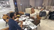 Ein Kalligrafie-Meister soll arabische Schriftzeichen auf Carmens Tasche schreiben.