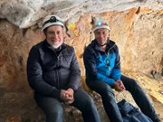 Alpine Naturgefahren wie Murgänge, Felsstürze und die Folgen des Auftauens der Permafrostböden nehmen in einigen Bereichen der Alpen signifikant zu. Im Bild: Harald Lesch (l.) und Prof. Dr. Michael Krautblatter (r.)