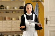 Schwester Agnes (Emanuela von Frankenberg) mit dem Drohbrief.