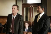 Dr. House (Hugh Laurie, l.) hat dem Patienten John Henry Giles das Leben gerettet, der jedoch verf&uuml;gt hat, dass er nicht reanimiert werden will. Daf&uuml;r zeigt Giles Freundin House an und er muss vor Gericht. (r. Rif Hutton als Lewis, M. Robert Sean Leonard als Dr. Jack Wilson)