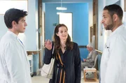 Die Krankenkassenangestellte Agnes Schöffler (Hannah Schröder, M.), hält Dr. Moreau (Mike Adler, r.) und den Assistenzarzt Ben Ahlbeck (Philipp Danne, l.) mit ihrer selbstbestimmten Art auf Trab.