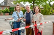 Meike (Marion Gretchen Schmitz, l.), Joachim (Bernd Tauber, M.) und Brigitte Wegmann (Barbara Schnitzler, r.) sind fassungslos – wer kann Jana wohl angegriffen haben?