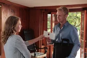 Roger (Mike Hoffmann) versteht nicht, warum Perdita (Felicitas Woll) an seiner Identität zweifelt und gibt ihr deshalb einen Brief seiner Mutter.