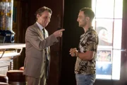 Nihat (Timur Ülker, r.) dankt Dr. Gerner (Wolfgang Bahro) für dessen Unterstützung.