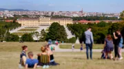 Wien ist eines der beliebtesten Reiseziele der Deutschen. Es gibt viele Gründe, die Stadt an der Donau zu lieben. Prominente Wiener und Wienerinnen erzählen von ihrer Stadt. - Ausblick auf das Schloss Schönbrunn.