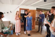 Eine "Baby Shower Party" - für Flora Bergmann (Nellie Thalbach, M.) eine Überraschung, die ihr Freund Marko Heise (Ben Blaskovic, l.) für sie organisiert hat. Weitere Gäste sind: Anne (Magdalena Müller, 2.v.l.), Josche (Philipp Weigand, 2.v.r.) und andere (Komparsen).