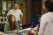 Gina Linetti (Chelsea Peretti, l.); Charles Boyle (Joe Lo Truglio, r.)