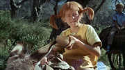 Pippi Langstrumpf (Inger Nilsson) hat sich mit Tommy (Pär Sundberg) und Annika (Maria Persson) auf die Reise gemacht, um ihren Vater aus der Gewalt der Seeräuber zu befreien.