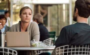 Weil sie der Ärztin einer Patientin nicht voll vertraut, stellt Krankenschwester Nicolette (Emily VanCamp) heimliche Untersuchungen an ...