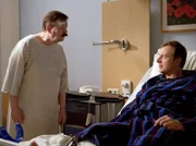 Werner Wagner (Ernst-Georg Schwill, links) versucht Dr. Ralph Groher (Christoph Grunert) klar zu machen, wie sehr er an seinem Beruf hängt und dass jetzt, nur weil irgend so ein Lebensmüder aufs Gleis springt, alles vorbei sein kann.