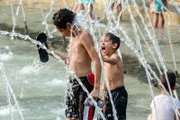 Spanien leidet unter einer Hitzewelle mit Temperaturen um die 40 Grad. Um der Sommerhitze zu trotzen, gehen die Menschen in Madrid, Spanien, in den „Madrid Río“, einen grünen Oasenpark im Betondschungel der Stadt.
