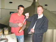 Willi ist in der Brauerei Kulmbach mit dem Braumeister Martin, der ihm erklärt, was im Sudhaus passiert. Willi ist in der Brauerei Kulmbach mit dem Braumeister Martin, der ihm erklärt, was im Sudhaus passiert.