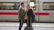 Jonas und Patricia führen eine Fernbeziehung, doch der Abschied fällt ihnen jedes Mal schwer.