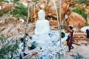 Knapp 60 Kilometer nördlich von Mandalay liegen die Marmorsteinbrüche. Sie liefern einen besonders feinen weißen Stein zur Herstellung von Buddha-Statuen.