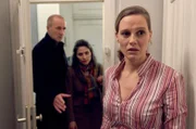 Das erste Opfer Andrea Gehring (Picco von Groote, re.) fürchtet den Kannibalen immer noch. Jan Fabel (Peter Lohmeyer) und seine Kollegin Tansu Bakrac (Halima Ilter) wollen die Frau beschützen.