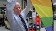S02E49: Marktchef Udo spricht offen über sein Coming-out und zeigt Flagge.
