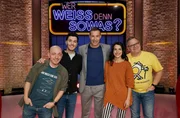 Moderator Kai Pflaume (M.) und seine Rateteam-Kapitäne Bernhard Hoëcker (l.) und Elton (r.) begrüßen in dieser Sendung den Autor und Moderator Tarkan Bagci (2.v.l.) und die Fernsehmoderatorin Clarissa Correa da Silva (2.v.r.).